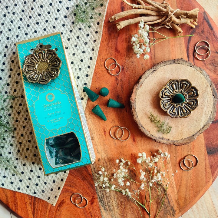 Luxurious Veda 20 Incense Cones with Metal Hanging Aqua Oud (Pitta)