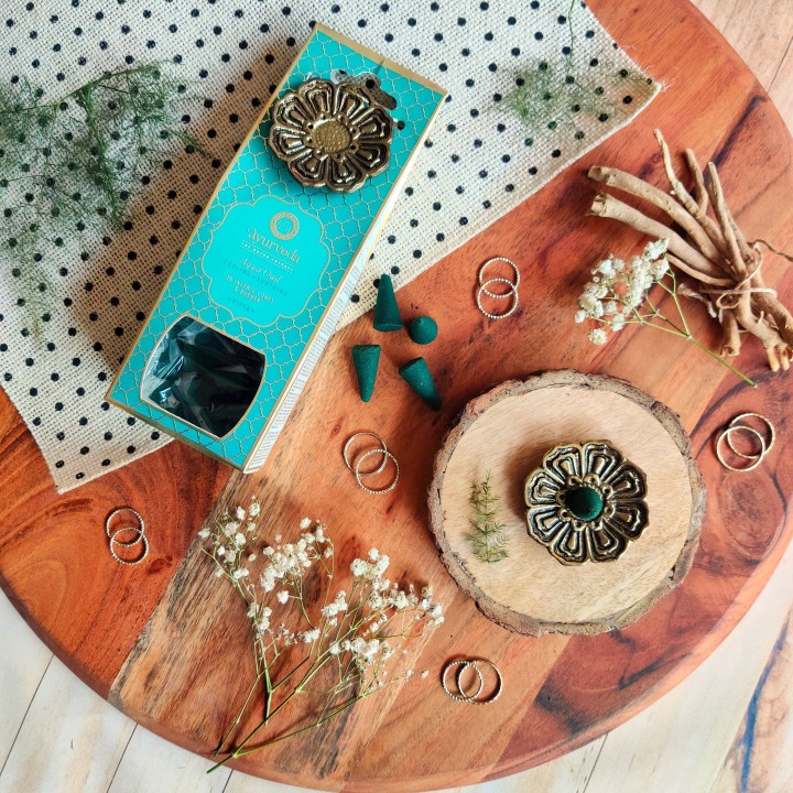 Luxurious Veda 20 Incense Cones with Metal Hanging Aqua Oud (Pitta)