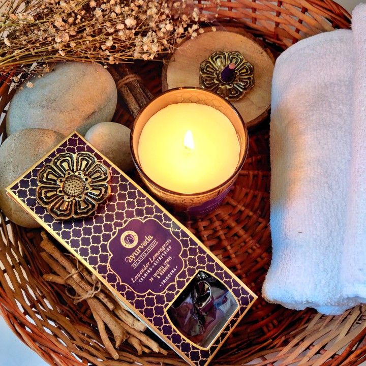 Luxurious Veda 20 Incense Cones with Metal Hanging LavenderLemongrass (Tridosha
